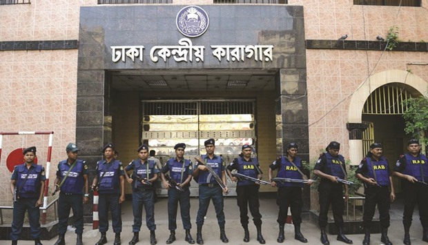 Security personnel standing guard outside a jail in Dhaka yesterday, where convicted Jamaat-e-Islami leader Motiur Rahman Nizami was said to be scheduled to hang yesterday.