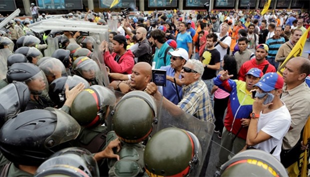 Opposition supporters clash with Venezuelan National Guards