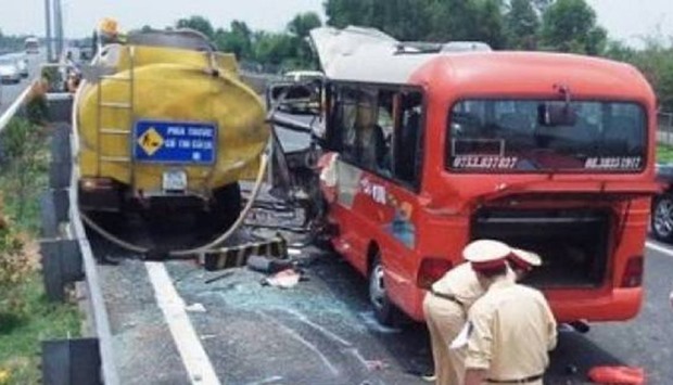 Vietnam bus smash