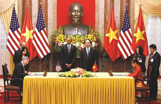 Ray Corner, president and CEO of Boeing Commercial Airplanes (left) and VietJet CEO Nguyen Thi Phuong Thao signs a 100 Boeing aircraft buying contract as US President Barack Obama and his Vietnamese counterpart Tran Dai Quang look on at the Presidential Palace in Hanoi yesterday.