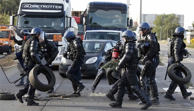 French gendarmes remove blockades on roads