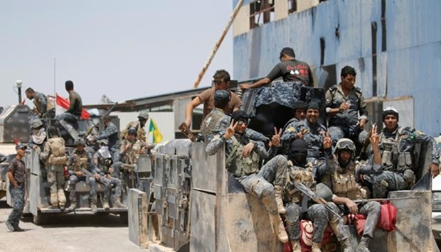 Iraqi federal police advance towards Falluja on Tuesday.