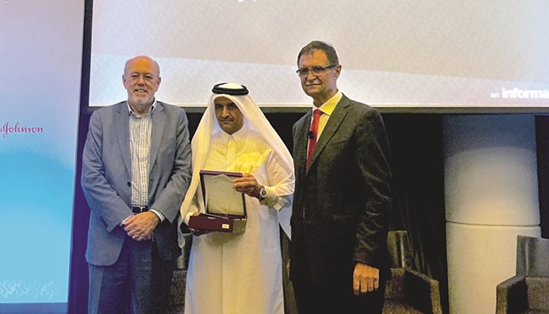 Dr Khalid al-Hajri receiving the award.