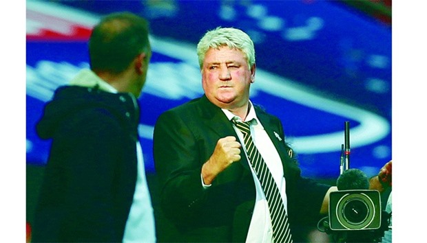 File picture of Hull Cityu2019s English manager Steve Bruce (R).