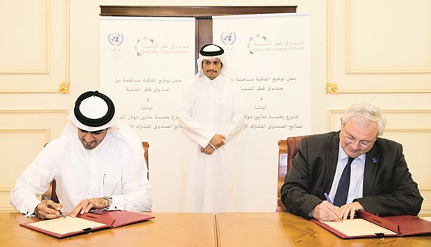 HE Sheikh Mohamed bin Abdulrahman al-Thani, the Foreign Minister and Qatar Development Fund  Chairman, witnesses the signing of an agreement by QDF General-Director, Khalifa bin Jassim al-Kuwari, and the United Nationsu2019 Under-Secretary-General for Humanitarian Affairs and Emergency Relief Co-ordinator, Stephen Ou2019Brien, in Doha yesterday.