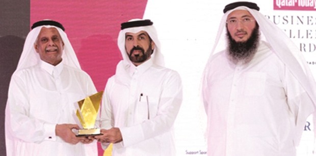 HE Abdullah bin Hamad al-Attiyah receiving the Lifetime Achievement Award.