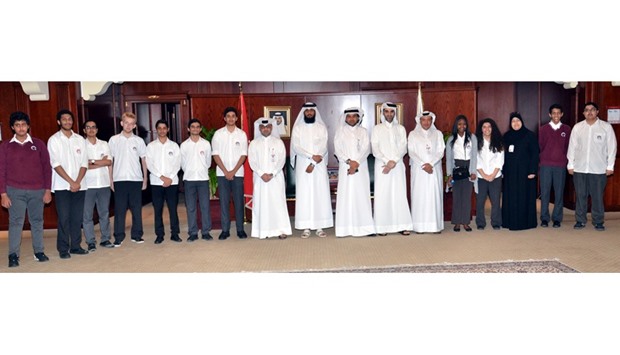 QIIB CEO Abdulbasit Ahmed al-Shaibei and other officials with the visiting students.
