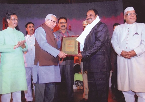 Habibun Nabi, right, receiving Hindi Urdu Shatiya Award from Uttar Pradesh governor.