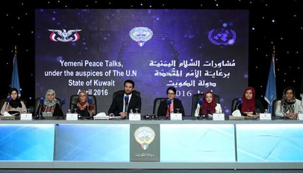 Charbel Raji (fourth left), spokesman for the UN, and leaders of the Yemeni society attend a press conference at Kuwait's information ministry in Kuwait City on Sunday.
