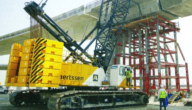 Finishing works at the bridge on the northern access to the Hamad Port