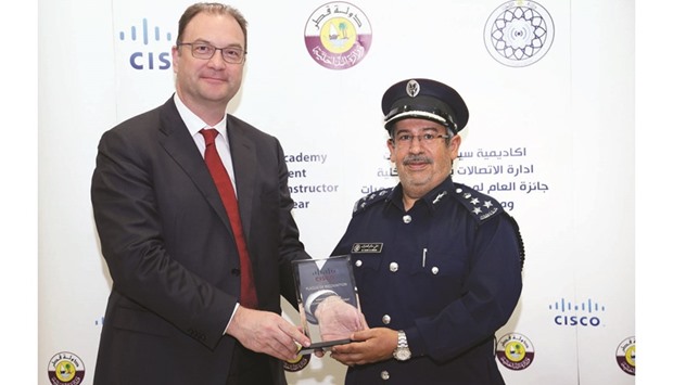 Brigadier Engineer Ali Salim al-Henzab gets the award from Edwin Paalvast.