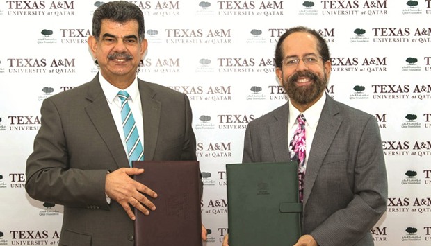 Dr al-Taie and Dr Malave at the signing ceremony.