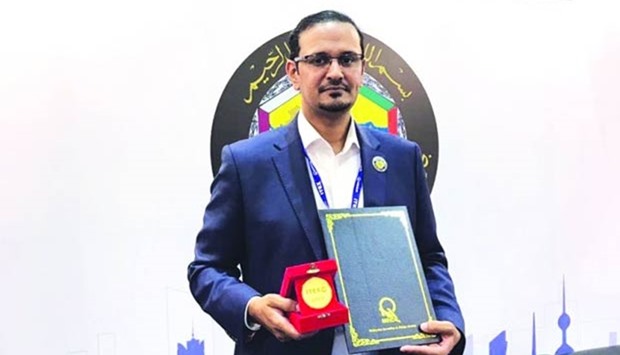 Mohsen al-Shaikh holding the gold medal.