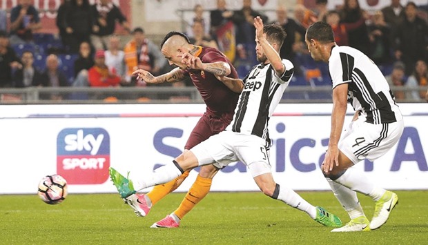 Romau2019s Radja Nainggolan (left) scores against Juventus on Sunday night. (Reuters)