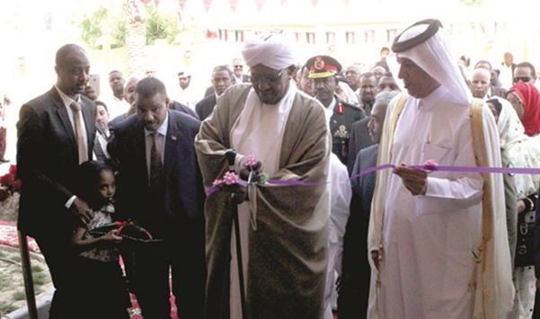 Sudanese President Omar Hassan al-Bashir inaugurating the Sudanese School in Doha yesterday as HE the Minister of State for Foreign Affairs Sultan bin Saad al-Muraikhi looks on.