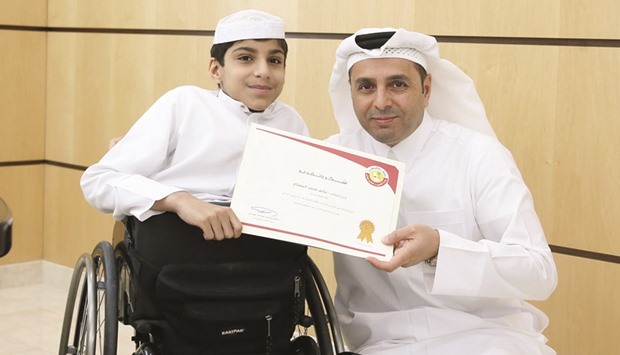 HE Dr Mohamed Abdul Wahed Ali al-Hammadi with a student.