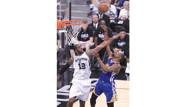 Golden State Warriorsu2019 Kevin Durant (right) shoots the ball against San Antonio Spursu2019s LaMarcus Aldridge during their game on Saturday. (AFP)