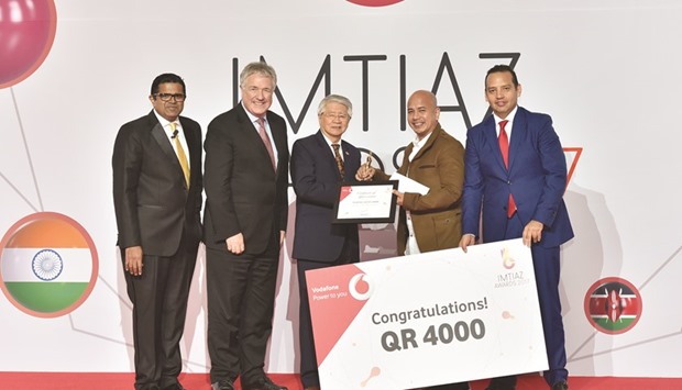 Vodafone CEO Ian Gray and other dignitaries during the awarding ceremony.