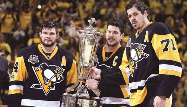 Pittsburgh Penguinsu2019 Chris Kunitz (left), Sidney Crosby (centre) and Evgeni Malkin with the trophy after winning the Eastern Conference Finals. (USA TODAY Sports)