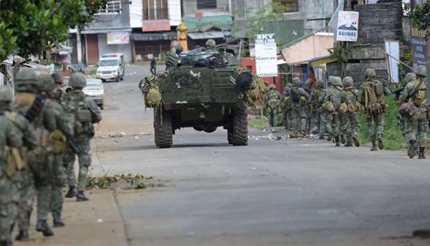 Police special forces prepare to assault the hide-out of militants near the city hall in Marawi