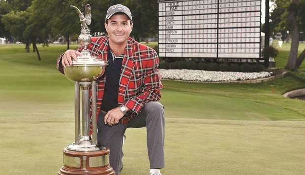 Kevin Kisner celebrates with the Leonard Trophy after winning the Dean & Deluca Invitational in Fort Worth, Texas. (Getty Images/AFP)