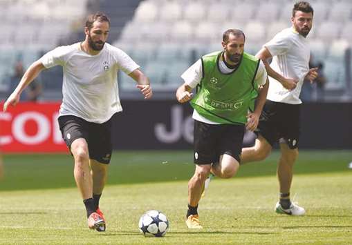 Juventusu2019 Gonzalo Higuain (left), Giorgio Chiellini (centre) and Andrea Barzagli train in Turin, Italy, yesterday. (Reuters)