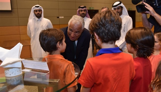 Prime Minister Ant?nio Costa interacting with some students at the event