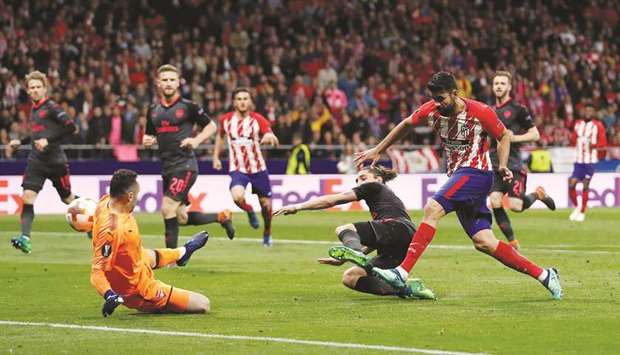 Atletico Madridu2019s Diego Costa (right) scores against Arsenal during the Europa League second leg semi-final at the Wanda Metropolitano in Madrid on Thursday. b(Reuters)