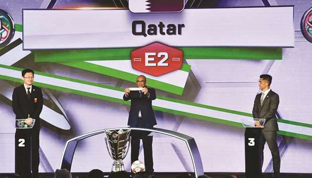 AFC general secretary Dato Windsor John shows a ballot with Qataru2019s name as Indian football captain Sunil Chhetri (right) looks on during the draw ceremony for the 2019 AFC Asian Cup championship in Dubai yesterday. (AFP)