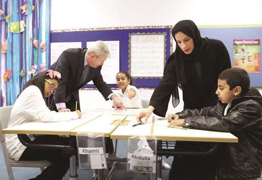 Buthaina Ali al-Nuaimi and Bernard Dunn meet children taking part in the Curiosity Machine programme.