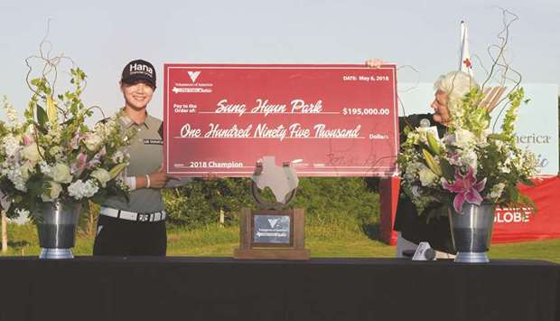 Former golfer Kathy Whitworth (right) presents the championu2019s check to Sung Hyun Park of South Korea following her victory in Volunteers of America LPGA Texas Classic at Old American Golf Club in The Colony, Texas. (Getty Images)