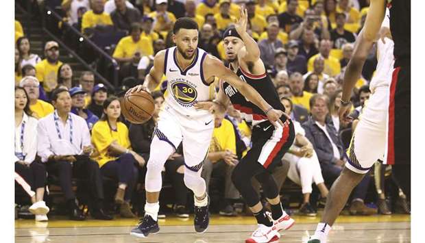 Seth Curry of the Portland Trail Blazers defends Stephen Curry (left) of the Golden State Warriors during the first-half in game one of the NBA Western Conference Finals at ORACLE Arena in Oakland, California. (Getty Images/AFP)