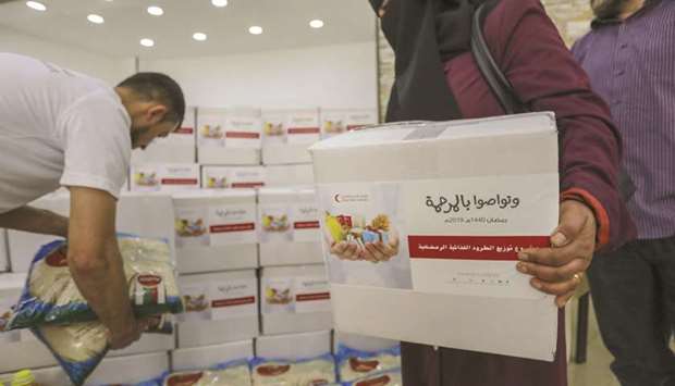 Distribution of food parcels in Al-Quds.