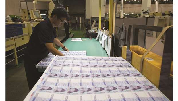 An employee inspects sheets of South Korean 1,000 won banknote at the Korea Minting, Security Printing & ID Card Operating Corp factory in Geyongsan, South Korea (file). The won fell to 1,196.50 per dollar last week, the lowest since January 2017,  spurring South Korea to warn traders the recent moves have been excessive.