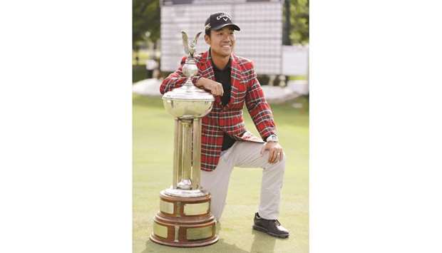 Kevin Na of the United States poses with the trophy after winning the Charles Schwab Challenge at Colonial Country Club in Fort Worth, Texas. (Getty Images/AFP)
