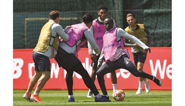 Liverpoolu2019s Sadio Mane (right) trains with his teammates at the Melwood training ground in Liverpool, northwest England. (AFP)