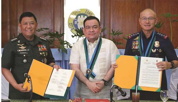 Armed Forces of the Philippines (AFP) Chief of Staff General Benjamin Madrigal Jr (left) and Philippine National Police (PNP) Chief Police General Oscar Albayalde at the signing of the Joint Letter Directive (JLD) during the National Joint Security Co-ordinating Centre meeting in Quezon City recently.