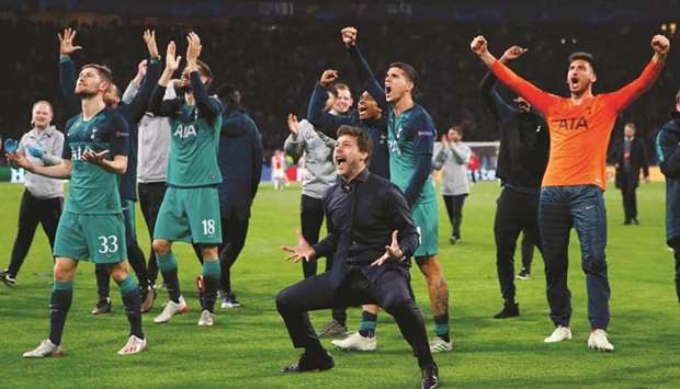 Tottenham manager Mauricio Pochettino, Ben Davies, Fernando Llorente and Erik Lamela celebrate after the match on Wednesday.