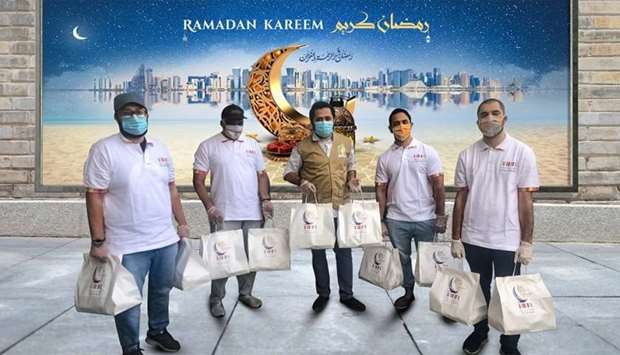 MoQ staff distribute iftar meals to labourers