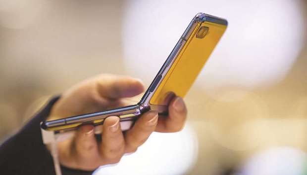 Global smartphone shipments totalled about 275mn in the first three months of the year, according to market trackers Strategy Analytics and IDC, which estimate the decline from the same period in 2019 at 17% and 11%, respectively.