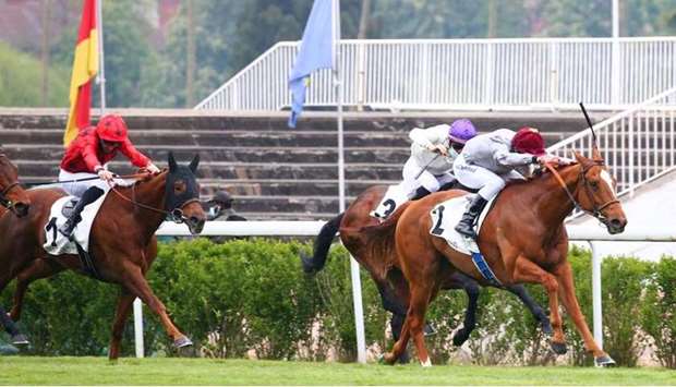 Vincent Cheminaud (right) rides Duhail to victory in the Prix du Mugeut (Group 2) in Saint-Cloud, France. (Scoopdyga)