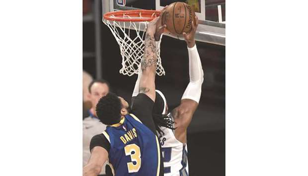 Anthony Davis (left) of the Los Angeles Lakers blocks a shot by Richaun Holmes of the Sacramento Kings during the first half of their NBA game at Staples Center in Los Angeles, California. (Getty Images/AFP)