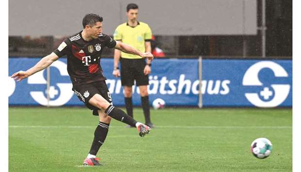 Bayern Munichu2019s Robert Lewandowski scores from the penalty spot during the Bundesliga match against Freiburg. (AFP)
