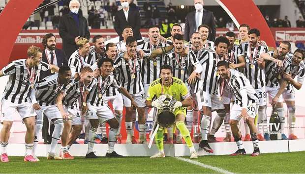 Juventus goalkeeper Gianluigi Buffon (centre) holds the winneru2019s trophy as players celebrate winning the Italian Cup after the final against Atalanta in Reggio Emilia, Italy, on Wednesday. (AFP)