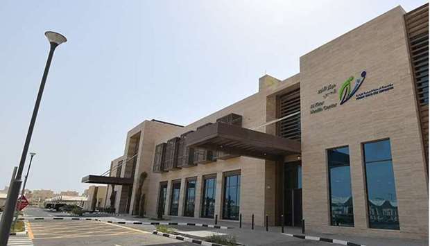 Al Khor Health Centre covers an an area of 25,000Sqm comprising a two-level main building that includes 40 clinics, along with other health facilities such as a lab, a pharmacy, a spa, a gym, besides other annexes like a mosque, a building for support services, a garage for ambulances, and 297 parking slots.