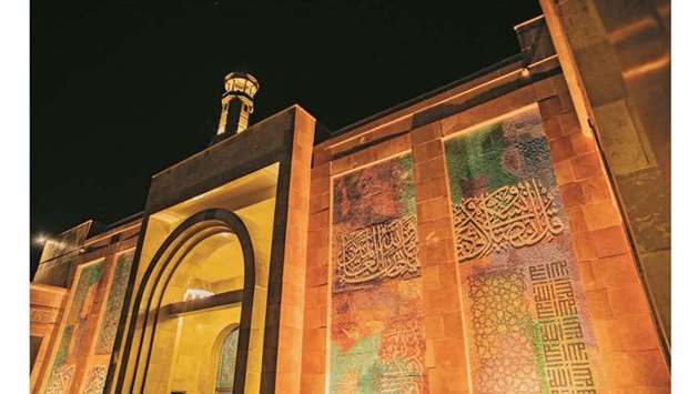 Qatar Mosque was built on a total area of about 8,400 sqm with the capacity to accommodate about 3,000 worshipers.