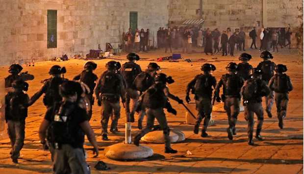 Israeli security forces advance amid clashes with Palestinians at the al-Aqsa mosque compound in Jerusalem