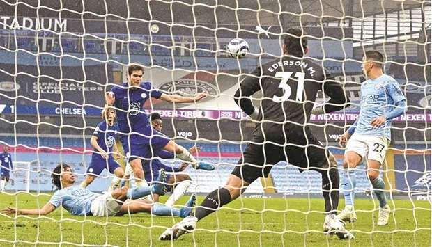 Chelseau2019s Marcos Alonso (centre) shoots to score the winner during the EPL match against Manchester City at the Etihad Stadium in Manchester, England, yesterday. (AFP)