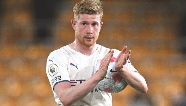 Manchester Cityu2019s Belgian midfielder Kevin De Bruyne applauds at the end of the English Premier League match against Wolverhampton Wanderers in Wolverhampton, central England, on Wednesday. (AFP)