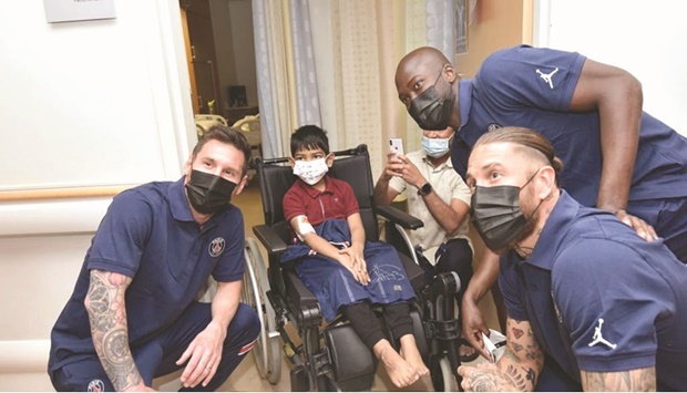 During the visit, around 20 kids got to meet outstanding PSG players like Lionel Messi, Sergio Ramos, Presnel Kimpembe, Danilo Pereira, and Idrissa Gueye, take photos, and received special gifts such as autographed PSG jerseys and toy vouchers.